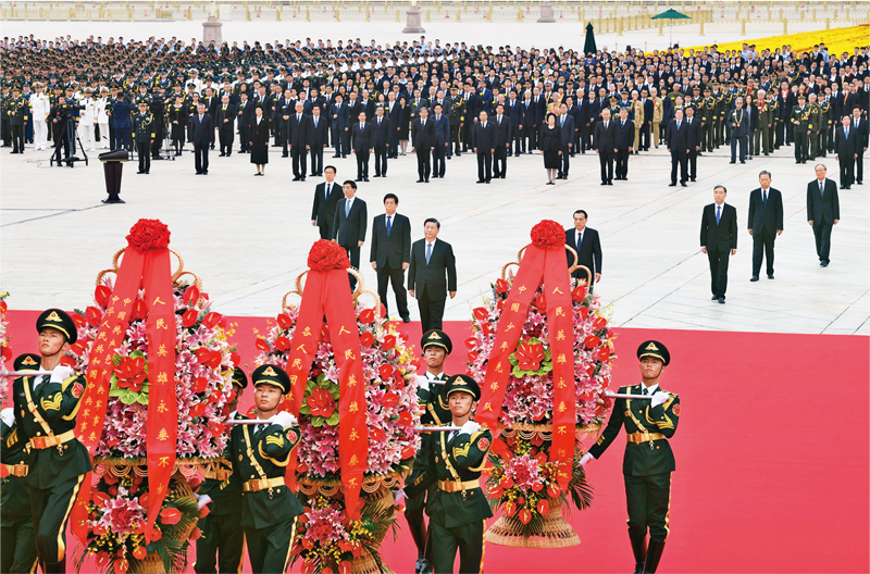 2021年9月30日上午，黨和國家領(lǐng)導(dǎo)人習(xí)近平、李克強、栗戰(zhàn)書、汪洋、王滬寧、趙樂際、韓正、王岐山等來到北京天安門廣場，出席烈士紀念日向人民英雄敬獻花籃儀式。 新華社記者 張領(lǐng)/攝