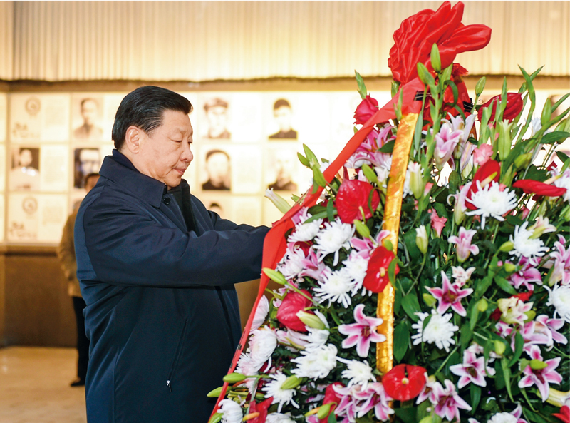 2016年2月1日至3日，中共中央總書記、國家主席、中央軍委主席習(xí)近平來到江西，看望慰問廣大干部群眾和駐贛部隊。這是2月2日，習(xí)近平在井岡山革命烈士陵園向革命烈士敬獻花籃。 新華社記者 謝環(huán)馳/攝