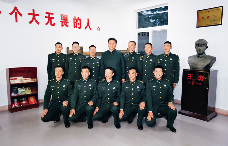 2017年12月13日，中共中央總書記、國家主席、中央軍委主席習(xí)近平到第71集團軍視察。這是習(xí)近平同“王杰班”戰(zhàn)士合影。 新華社記者 李剛/攝