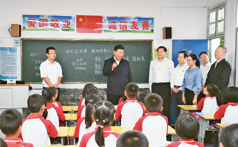 2020年9月16日至18日，中共中央總書記、國家主席、中央軍委主席習(xí)近平在湖南考察。這是16日下午，習(xí)近平在郴州市汝城縣文明瑤族鄉(xiāng)第一片小學(xué)，同正在上思政課的同學(xué)們親切交流。 新華社記者 謝環(huán)馳/攝