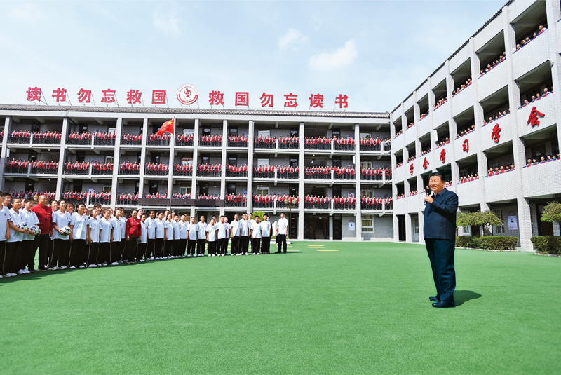2021年9月13日至14日，中共中央總書記、國家主席、中央軍委主席習(xí)近平在陜西省榆林市考察。這是14日上午，習(xí)近平在綏德實驗中學(xué)考察時，同師生親切交流。 新華社記者 謝環(huán)馳/攝